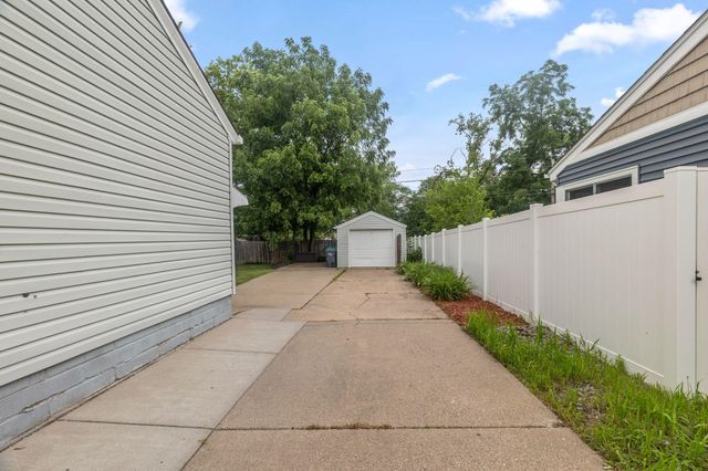 2711 5th Avenue E, North Saint Paul, MN 55109