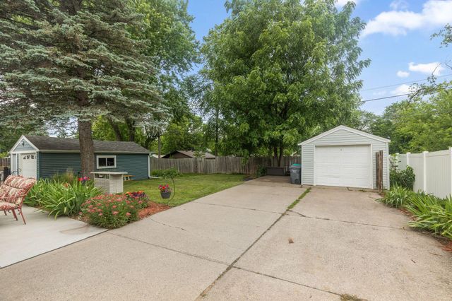 2711 5th Avenue E, North Saint Paul, MN 55109