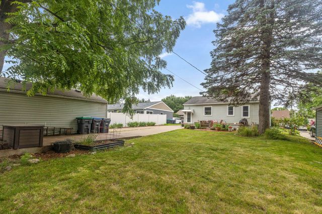2711 5th Avenue E, North Saint Paul, MN 55109