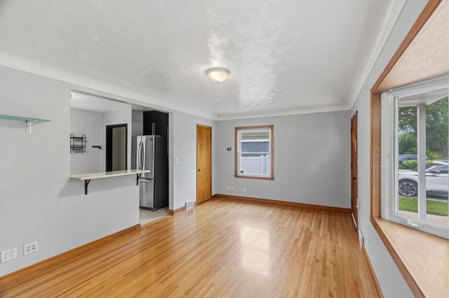 2711 5th Avenue E, North Saint Paul, MN 55109