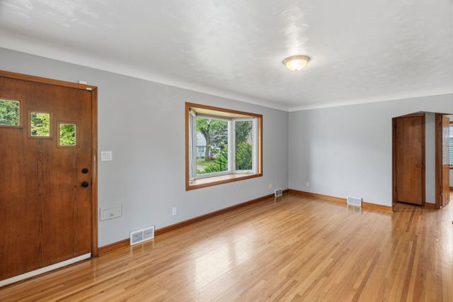 2711 5th Avenue E, North Saint Paul, MN 55109