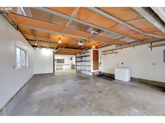 1332 JEPPESEN Ave, Eugene, OR 97401