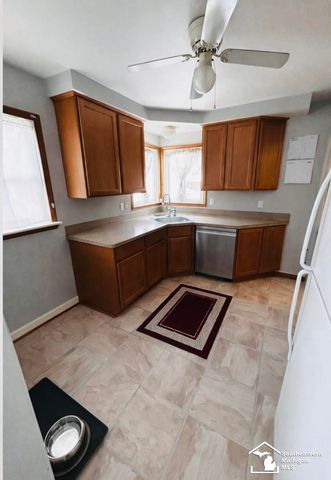 3266 S Margarette Court, Trenton, MI 48183