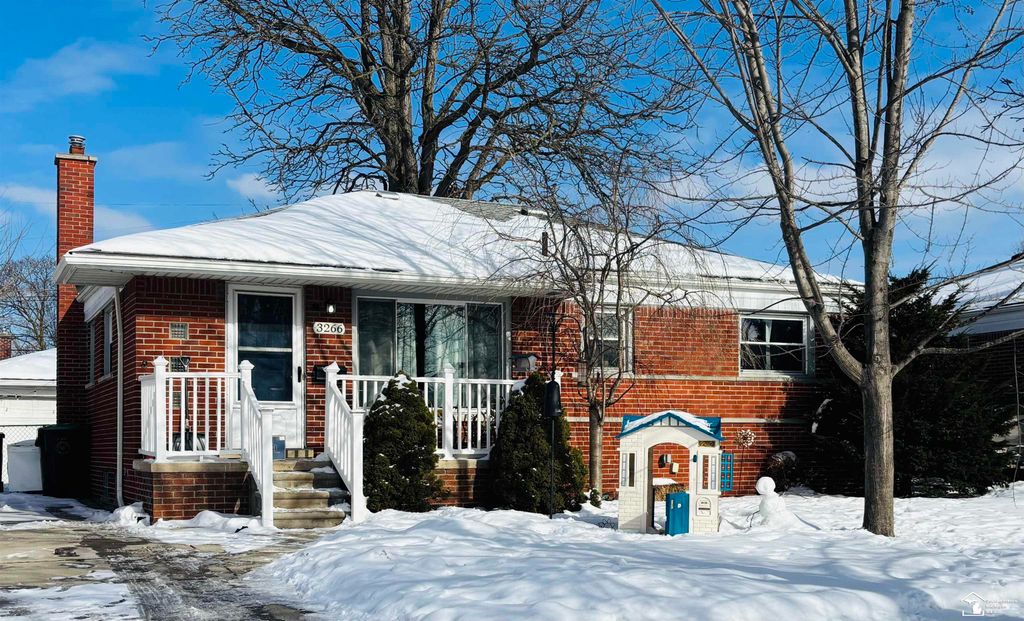 3266 S Margarette Court, Trenton, MI 48183