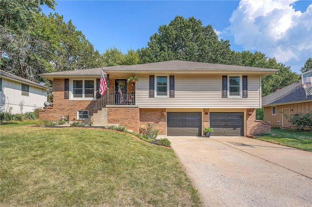 607 NE Birchwood Drive, Lee's Summit, MO 64086