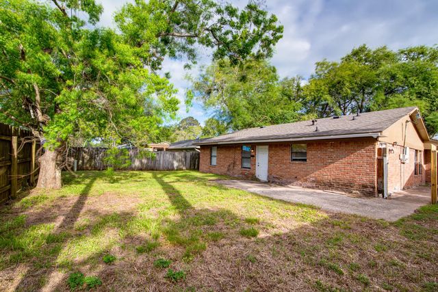 828 Noreda Street, Angleton, TX 77515