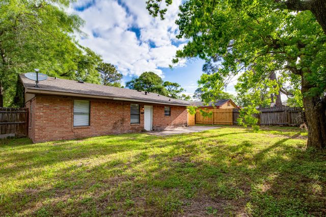 828 Noreda Street, Angleton, TX 77515