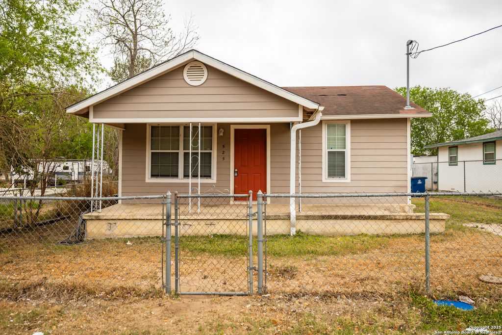 525 Avenue D, Poteet, TX 78065