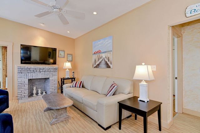 16 Warwick Rd WINTER, Gloucester, MA 01930