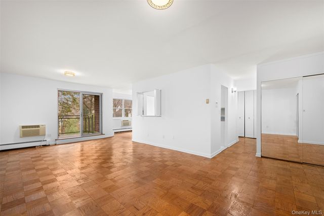 10 Ipswich Avenue 4M, Great Neck, NY 11021