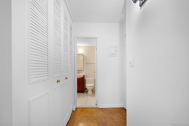 10 Ipswich Avenue 4M, Great Neck, NY 11021