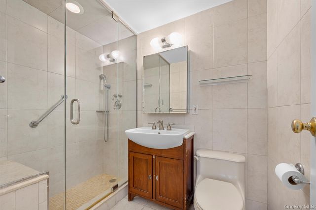 10 Ipswich Avenue 4M, Great Neck, NY 11021