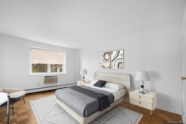 10 Ipswich Avenue 4M, Great Neck, NY 11021