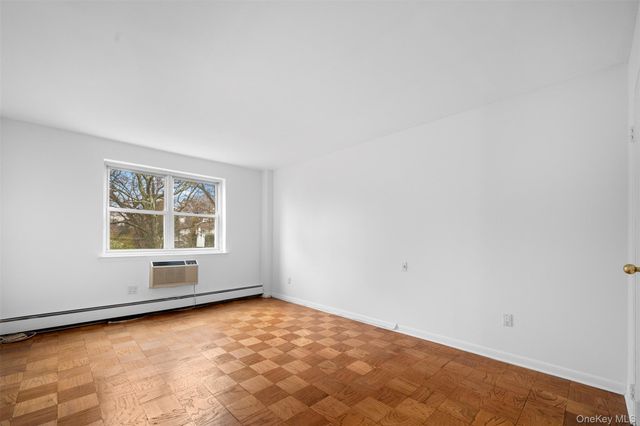 10 Ipswich Avenue 4M, Great Neck, NY 11021