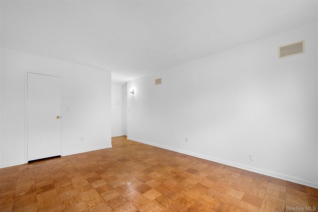 10 Ipswich Avenue 4M, Great Neck, NY 11021