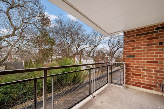 10 Ipswich Avenue 4M, Great Neck, NY 11021