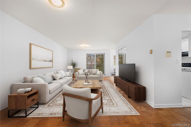 10 Ipswich Avenue 4M, Great Neck, NY 11021