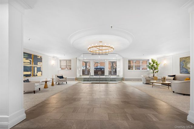 10 Ipswich Avenue 4M, Great Neck, NY 11021