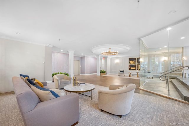 10 Ipswich Avenue 4M, Great Neck, NY 11021