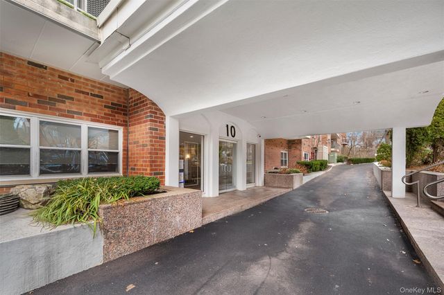 10 Ipswich Avenue 4M, Great Neck, NY 11021