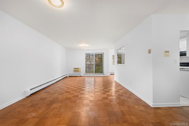 10 Ipswich Avenue 4M, Great Neck, NY 11021