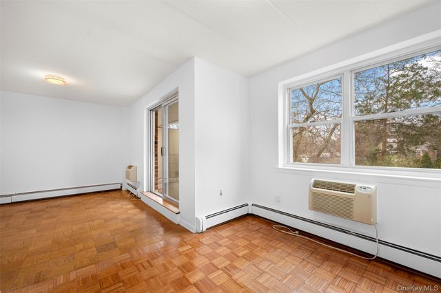 10 Ipswich Avenue 4M, Great Neck, NY 11021