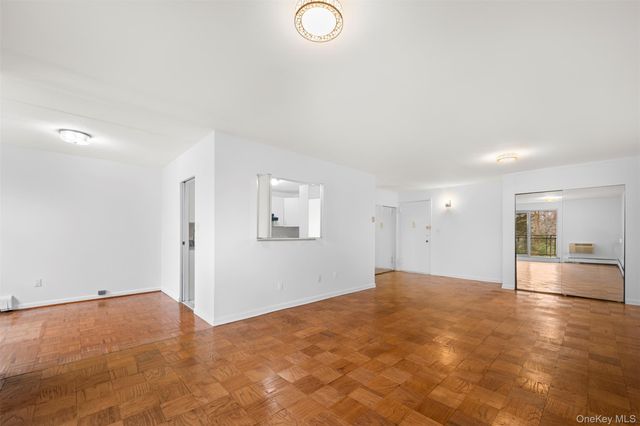 10 Ipswich Avenue 4M, Great Neck, NY 11021