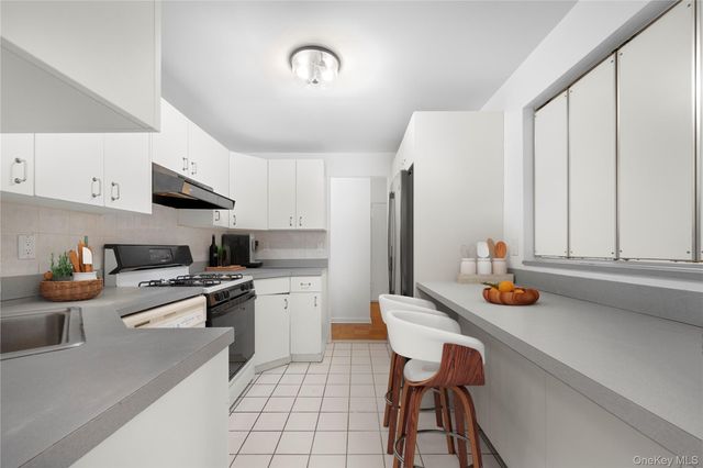 10 Ipswich Avenue 4M, Great Neck, NY 11021