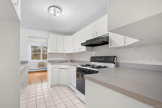 10 Ipswich Avenue 4M, Great Neck, NY 11021