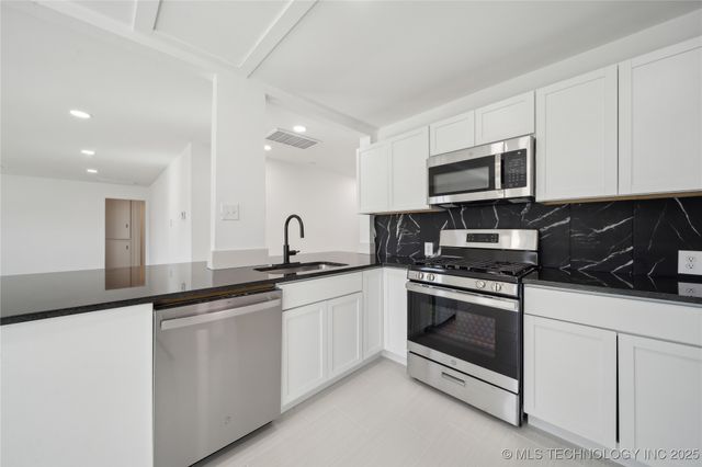 1137 N Oklahoma Avenue, Claremore, OK 74017