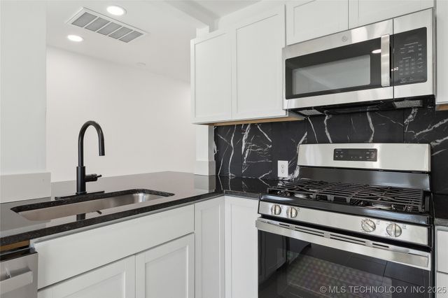 1137 N Oklahoma Avenue, Claremore, OK 74017