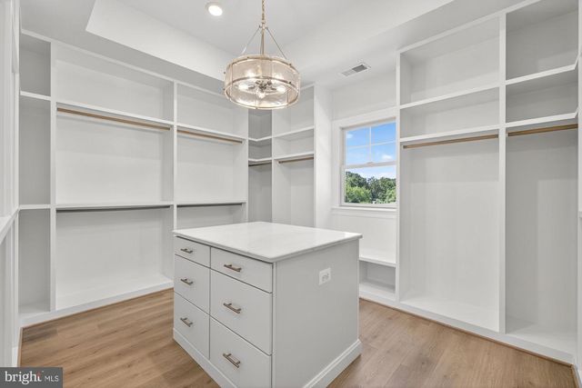 608 ROBERTS DR NW, Vienna, VA 22180
