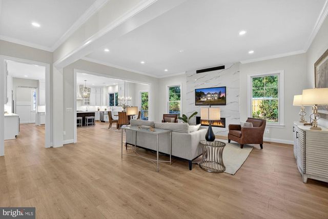 608 ROBERTS DR NW, Vienna, VA 22180