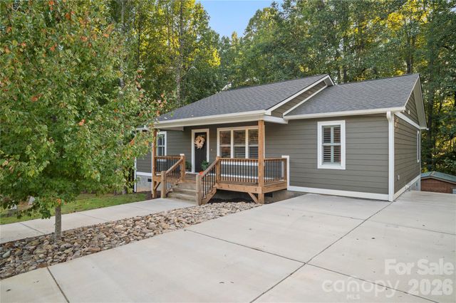 212 Walt Drive, Hendersonville, NC 28792