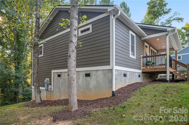212 Walt Drive, Hendersonville, NC 28792