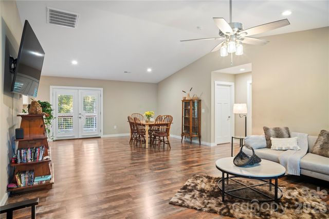 212 Walt Drive, Hendersonville, NC 28792
