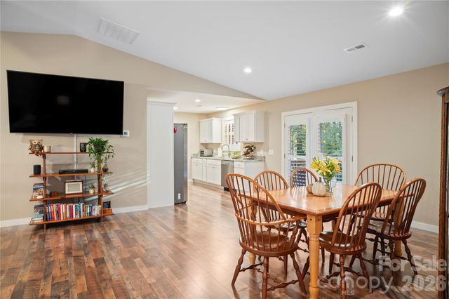 212 Walt Drive, Hendersonville, NC 28792