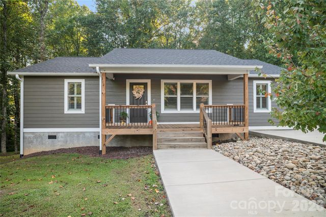 212 Walt Drive, Hendersonville, NC 28792