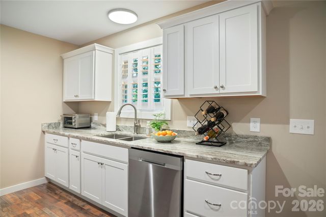 212 Walt Drive, Hendersonville, NC 28792