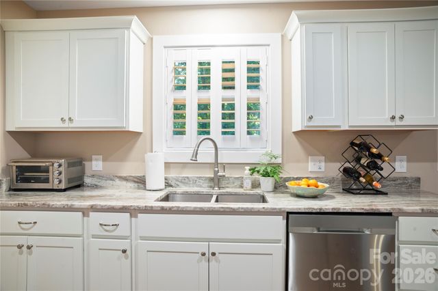 212 Walt Drive, Hendersonville, NC 28792
