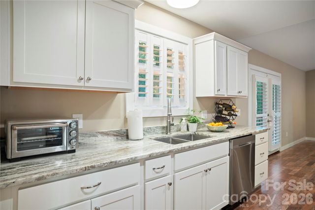212 Walt Drive, Hendersonville, NC 28792