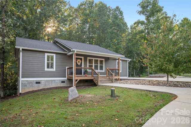 212 Walt Drive, Hendersonville, NC 28792