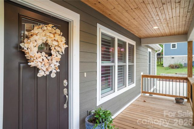 212 Walt Drive, Hendersonville, NC 28792