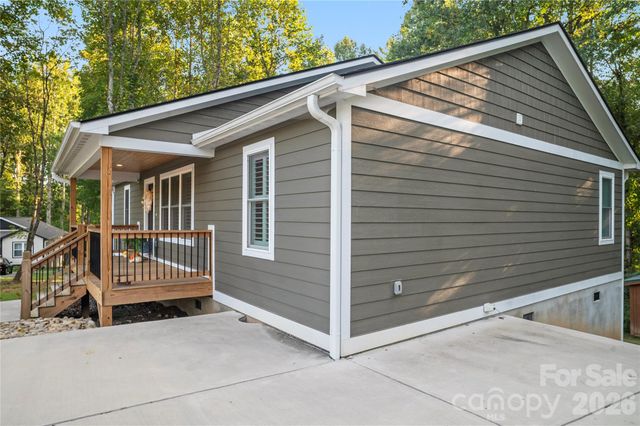 212 Walt Drive, Hendersonville, NC 28792