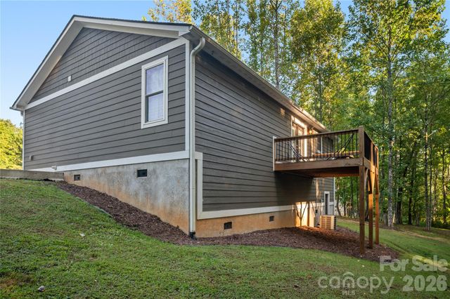 212 Walt Drive, Hendersonville, NC 28792