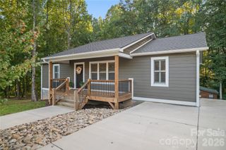 212 Walt Drive, Hendersonville, NC 28792
