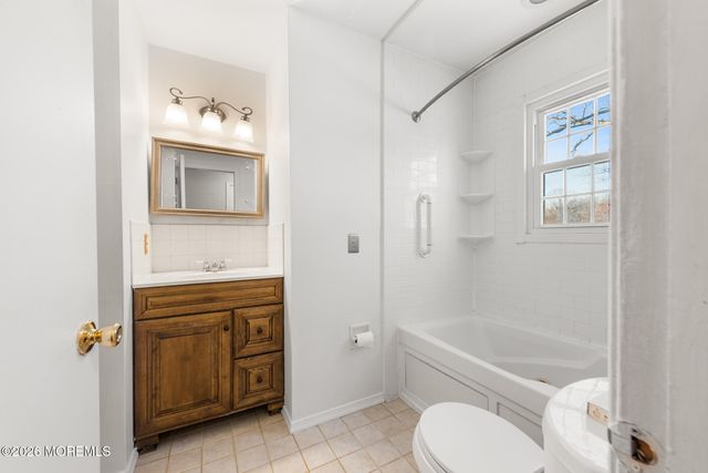 28 Standish Drive, Howell, NJ 07731