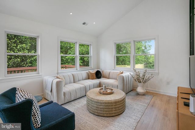 2237 N HARRISON ST, Arlington, VA 22205