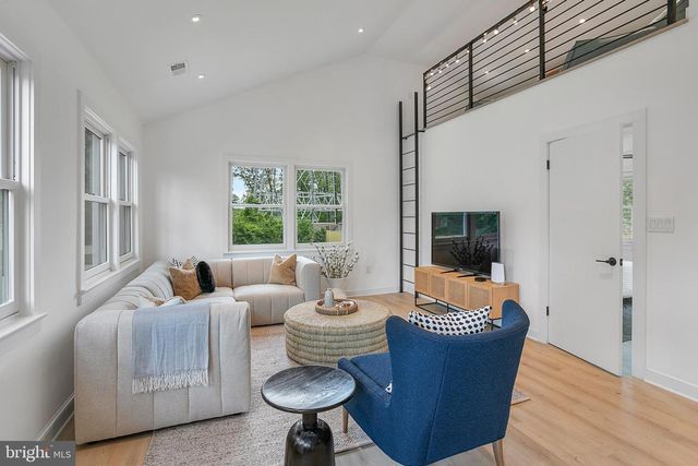 2237 N HARRISON ST, Arlington, VA 22205