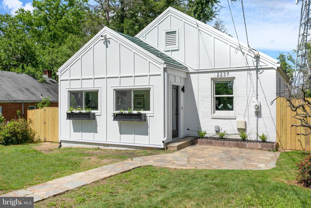 2237 N HARRISON ST, Arlington, VA 22205